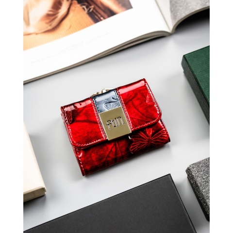 Mały, skórzany portfel damski w czerwonym kolorze zamykany na zatrzask i bigiel - Peterson