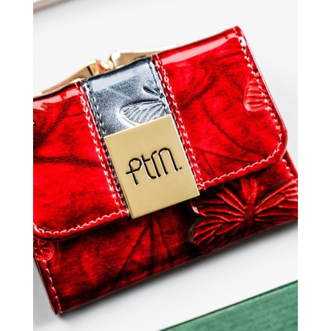 Mały, skórzany portfel damski w czerwonym kolorze zamykany na zatrzask i bigiel - Peterson