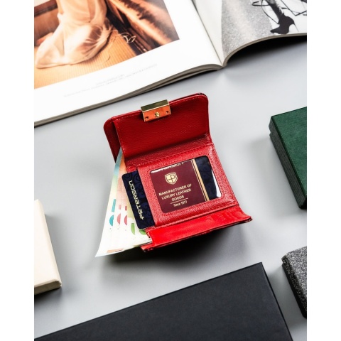 Mały, skórzany portfel damski w czerwonym kolorze zamykany na zatrzask i bigiel - Peterson