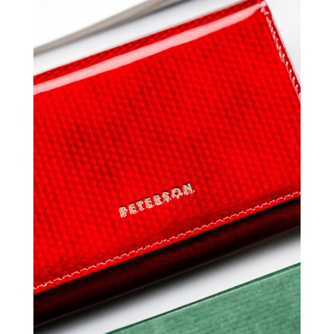Skórzany, lakierowany portfel damski w czerwonym kolorze, wyposażony w kieszeń zewnętrzną - Peterson