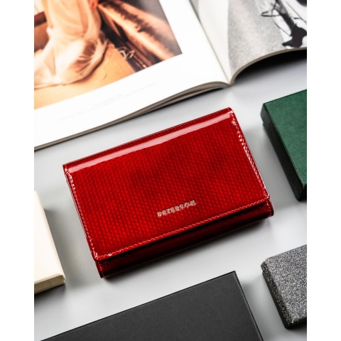 Skórzany, lakierowany portfel damski w czerwonym kolorze, wyposażony w kieszeń zewnętrzną - Peterson