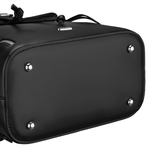 Czarny, niewielki plecak damski ze skóry ekologicznej wyposażony w nóżki ochronne - Rovicky