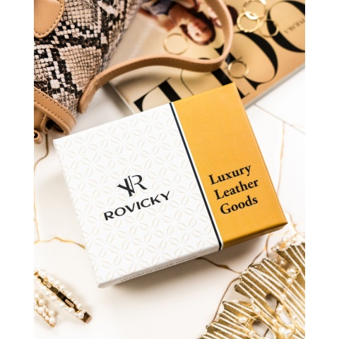 Czarny, mały portfel damski ze skóry naturalnej zamykany na bigiel i zatrzask - Rovicky