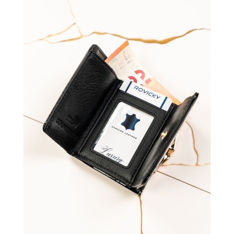 Czarny, mały portfel damski ze skóry naturalnej zamykany na bigiel i zatrzask - Rovicky