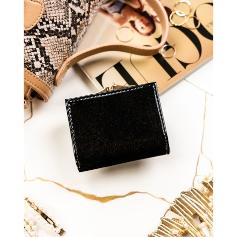 Czarny, mały portfel damski ze skóry naturalnej zamykany na bigiel i zatrzask - Rovicky