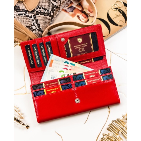 Czerwony portfel damski ze skóry naturalnej z tłoczeniem na wzór skóry krokodyla - Peterson