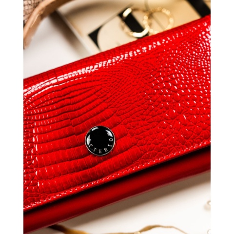 Czerwony portfel damski ze skóry naturalnej z tłoczeniem na wzór skóry krokodyla - Peterson