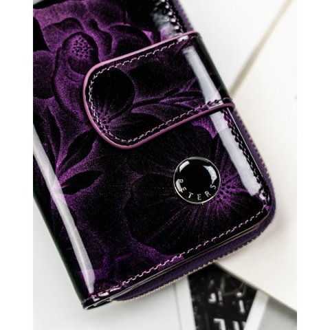 Fioletowy, pionowy portfel damski ze skóry naturalnej i ekologicznej, zamykany suwakiem i zatrzaskiem - Peterson