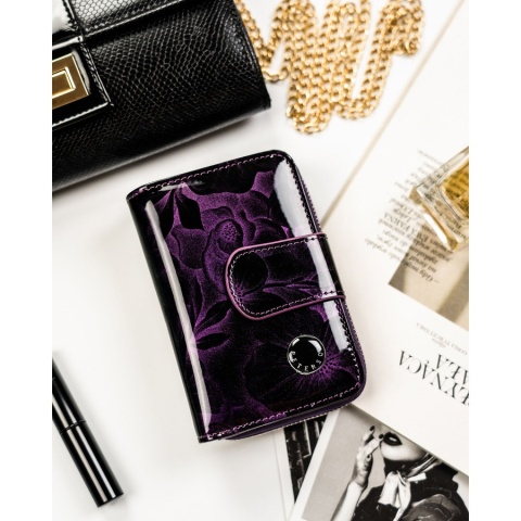 Fioletowy, pionowy portfel damski ze skóry naturalnej i ekologicznej, zamykany suwakiem i zatrzaskiem - Peterson