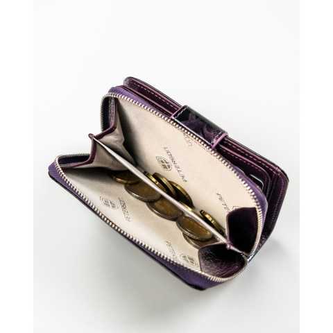 Fioletowy, pionowy portfel damski ze skóry naturalnej i ekologicznej, zamykany suwakiem i zatrzaskiem - Peterson