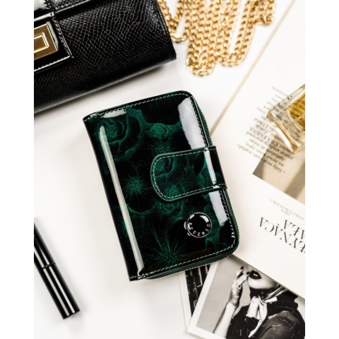 Zielony, pionowy portfel damski ze skóry naturalnej i ekologicznej, zamykany suwakiem i zatrzaskiem - Peterson