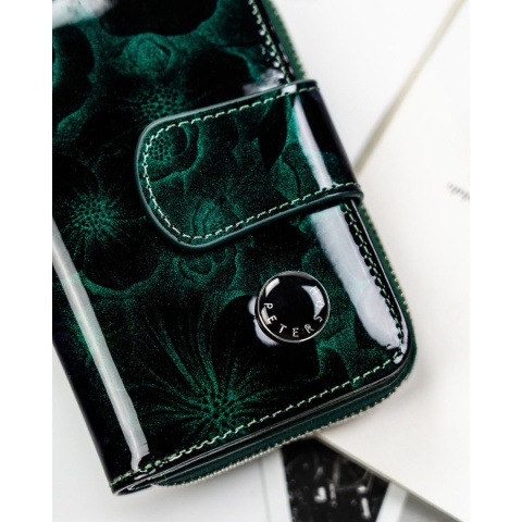 Zielony, pionowy portfel damski ze skóry naturalnej i ekologicznej, zamykany suwakiem i zatrzaskiem - Peterson