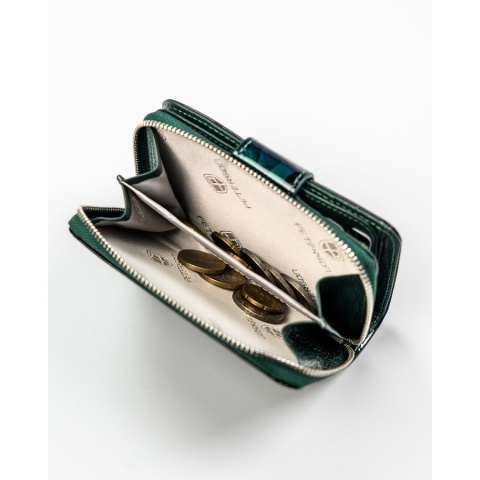 Zielony, pionowy portfel damski ze skóry naturalnej i ekologicznej, zamykany suwakiem i zatrzaskiem - Peterson