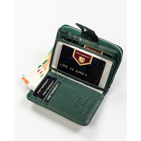 Zielony, pionowy portfel damski ze skóry naturalnej i ekologicznej, zamykany suwakiem i zatrzaskiem - Peterson