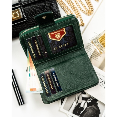 Zielony, pionowy portfel damski ze skóry naturalnej i ekologicznej, zamykany suwakiem i zatrzaskiem - Peterson