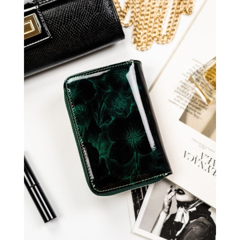 Zielony, pionowy portfel damski ze skóry naturalnej i ekologicznej, zamykany suwakiem i zatrzaskiem - Peterson